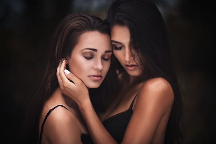 Portrait of two women by Alex Heitz