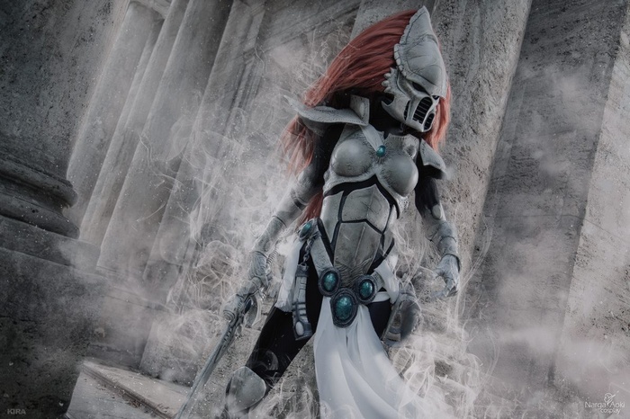 Warhammer 40,000 Eldar cosplay with red hair