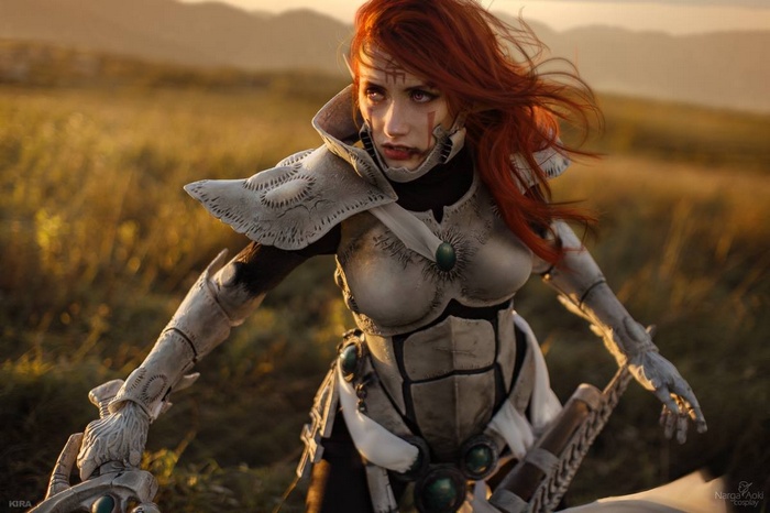 Warhammer 40,000 Eldar Cosplay in a Field