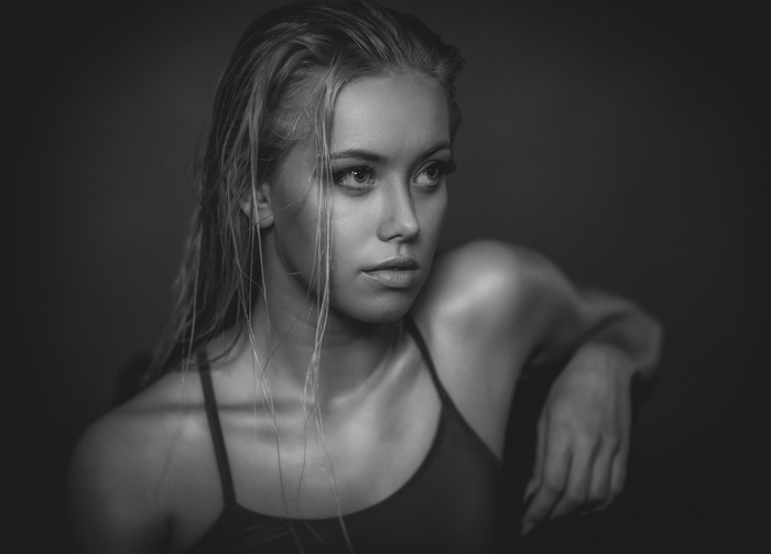 Monochrome portrait of Amanda Gyllensparv looking away