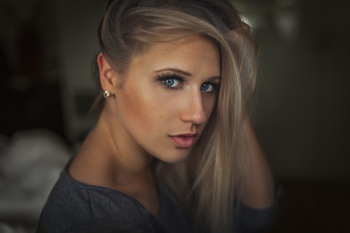 Portrait of a blonde woman with blue eyes by Jonny Otten