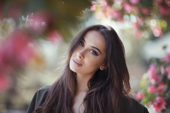Ruby James with blue eyes and flowers
