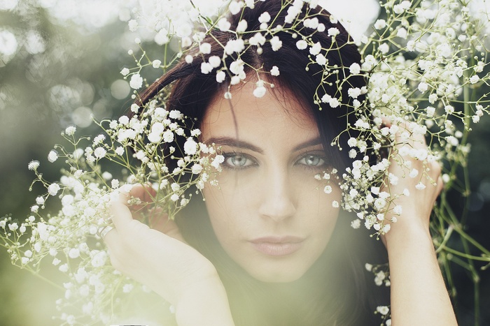 Anastasia Vervueren with white flowers