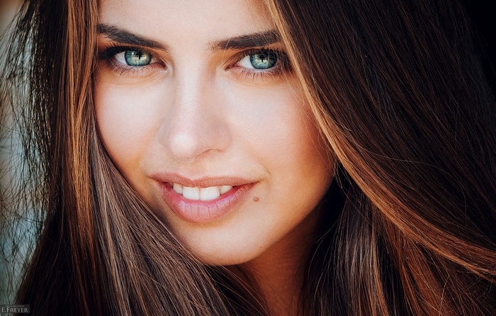 Evgeny Freyer portrait of a woman with green eyes