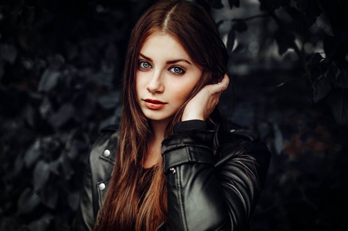 Woman with blue eyes and leather jacket