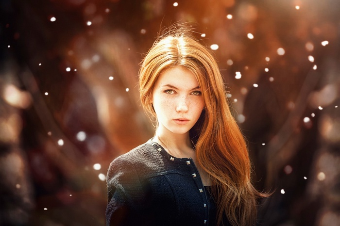 Redhead woman looking at the viewer