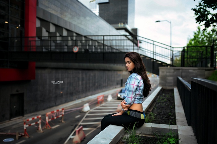 Alex Marti photographs Polina Stelmakh sitting outdoors