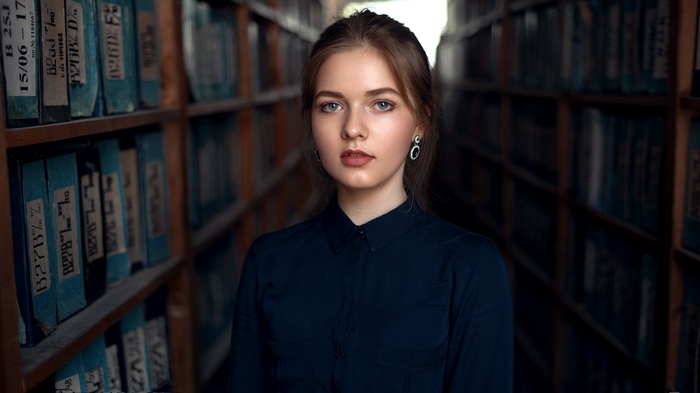 Woman in a dark blue shirt in a library