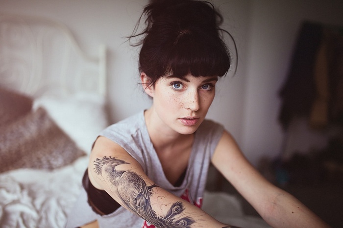 Scarlett Simoneit with blue eyes and freckles