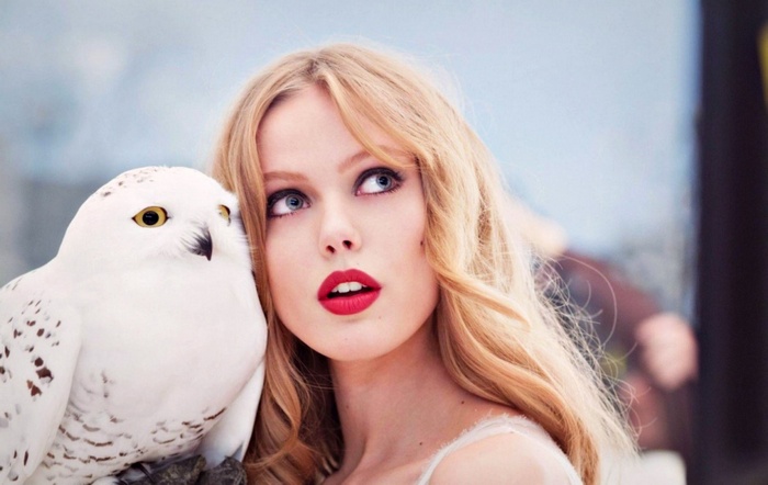Frida Gustavsson with a snowy owl