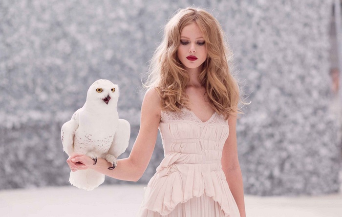 Frida Gustavsson with a snowy owl
