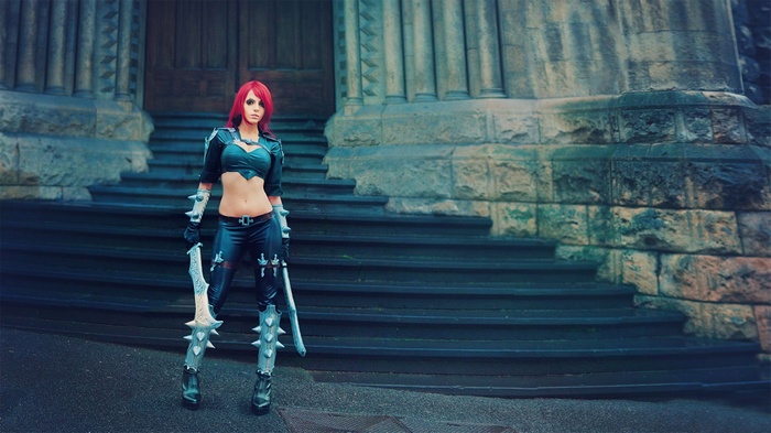 Cosplayer dressed as Katarina Du Couteau with swords