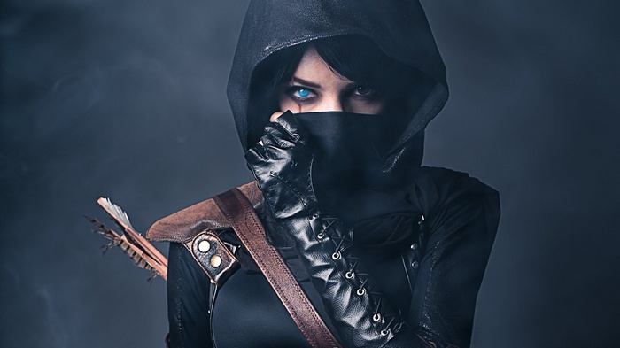 Cosplay of a female thief with blue eyes