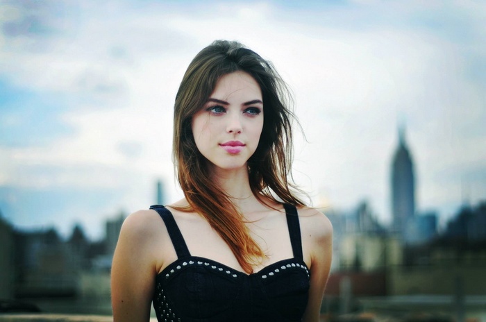 Veronica Zoppolo posing in front of a city skyline