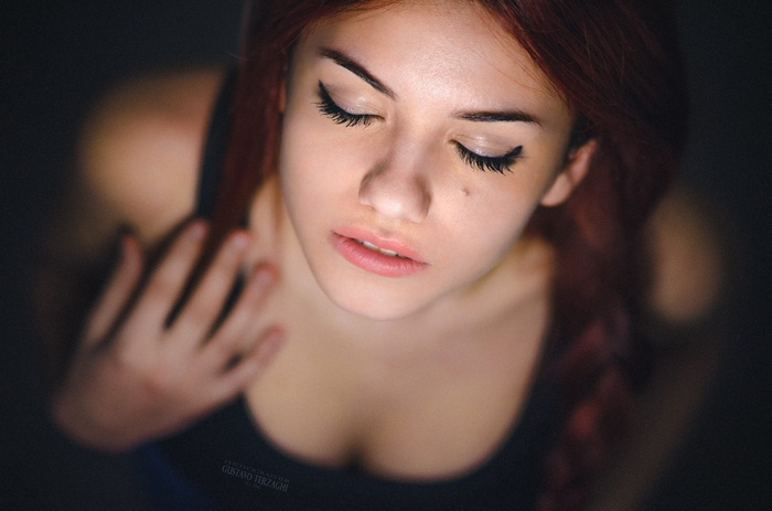 Woman with red hair and closed eyes, Gustavo Terzaghi