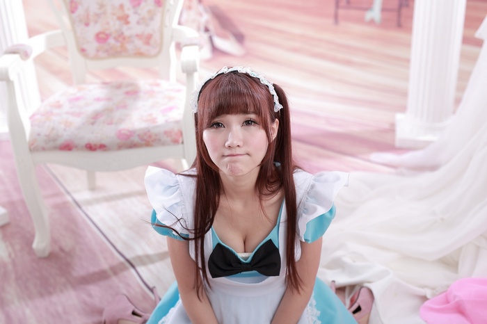 Ji Xin Qiao in a maid cosplay