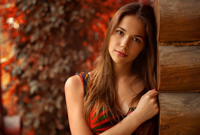 Maria Dergacheva leaning against a wooden structure