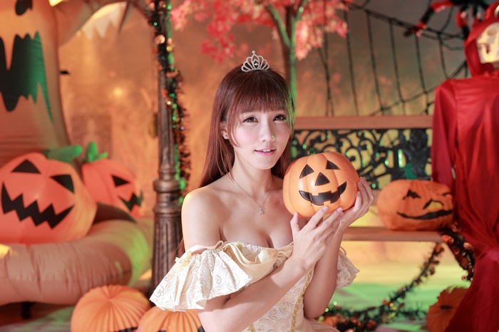 Ji Xin Qiao in Halloween costume holding a pumpkin