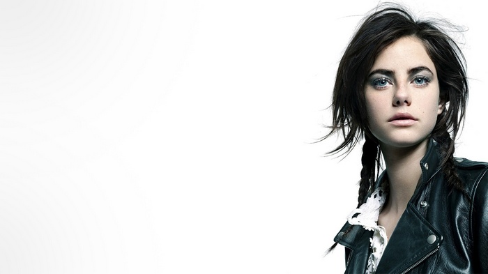 Kaya Scodelario with braids wearing a leather jacket