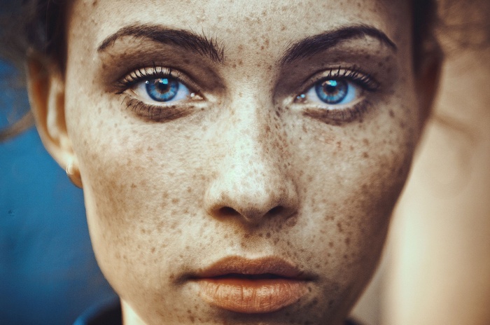 Darya Chacheva with freckles and blue eyes