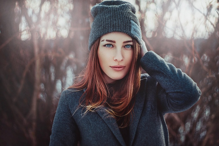 Woman wearing a beanie and coat