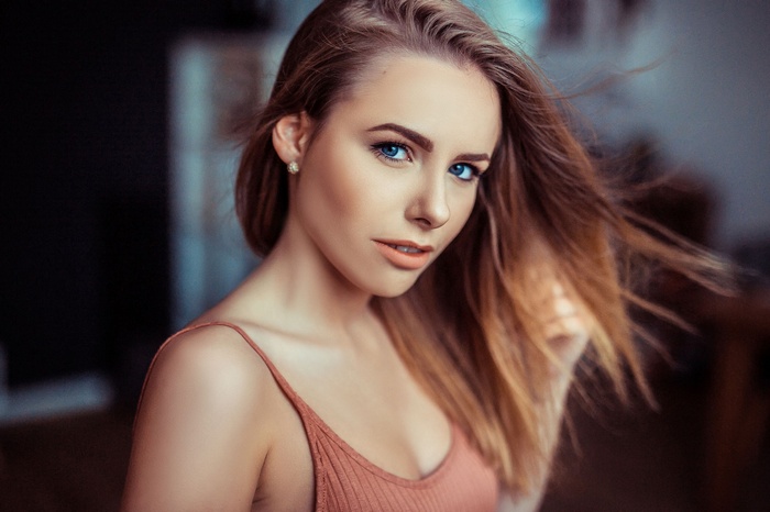 Veronika Bond with blue eyes in the wind