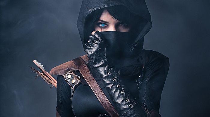 Garrett from Thief cosplay with blue eyes