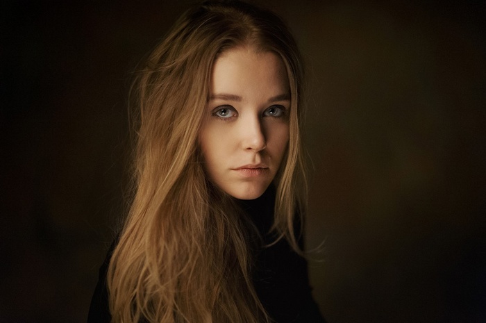 Woman with blonde hair looking at the viewer