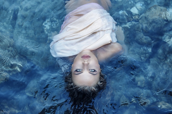 Alessandro Di Cicco portrait of a woman in water