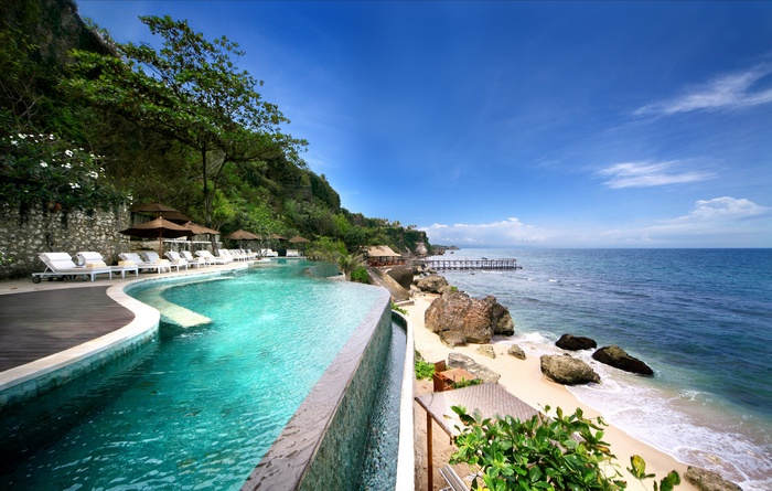 Infinity swimming pool overlooking the ocean and beach