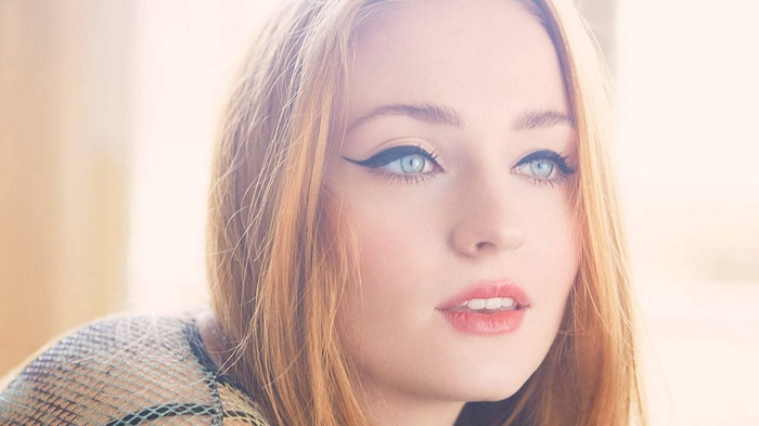 Sophie Turner with blue eyes and red lipstick