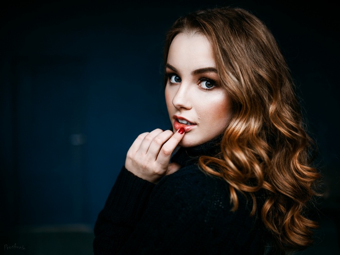 Portrait of Julia Tavrina with red nails and wavy hair
