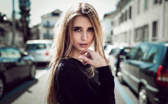 Portrait of a blonde woman by Jonathan Göhler