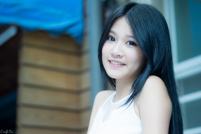 Lu Xin Yu smiling, looking at viewer