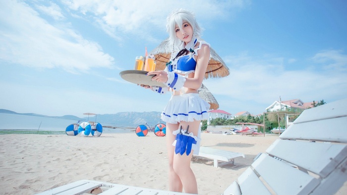 Izayoi Sakuya cosplay on a beach with drinks