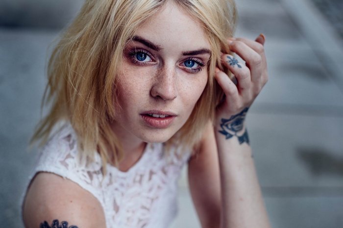 Scarlett Simoneit with blonde hair and blue eyes