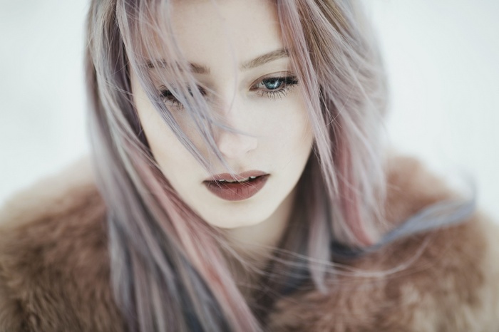 Woman with dyed hair and blue eyes