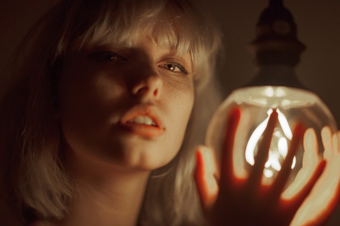 Ruby James with a lightbulb