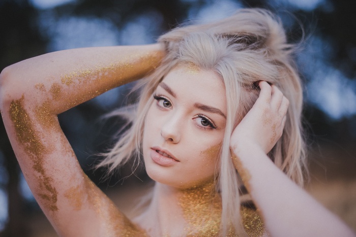 Woman with blonde hair and gold glitter