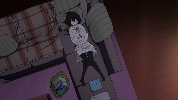 Naruse Jun lying on a couch with a phone