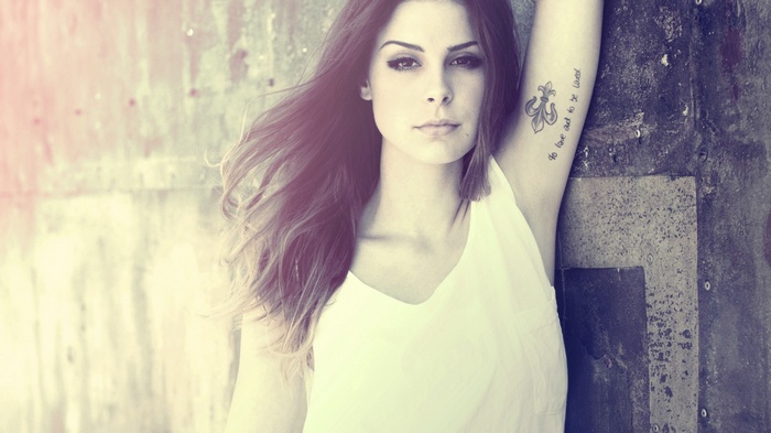 Lena Meyer-Landrut with a tattoo on her arm