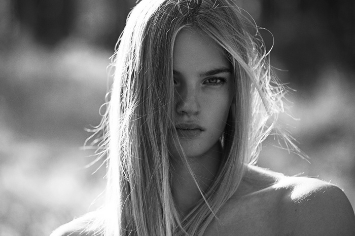 Monochrome portrait of Isabel Scholten with long blonde hair