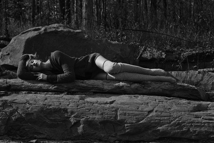 Isabel Scholten lying on rocks outdoors