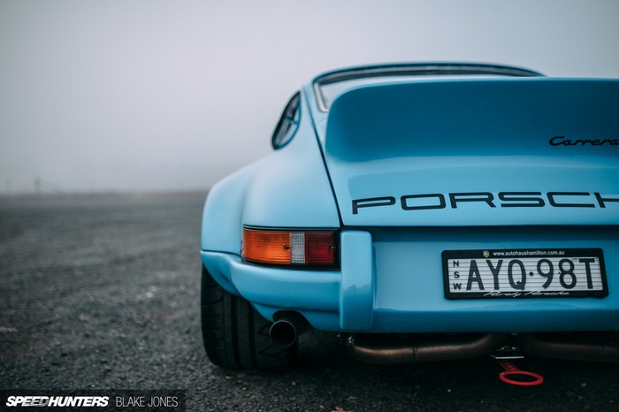 Blue Porsche 3.8 RSR in Mist