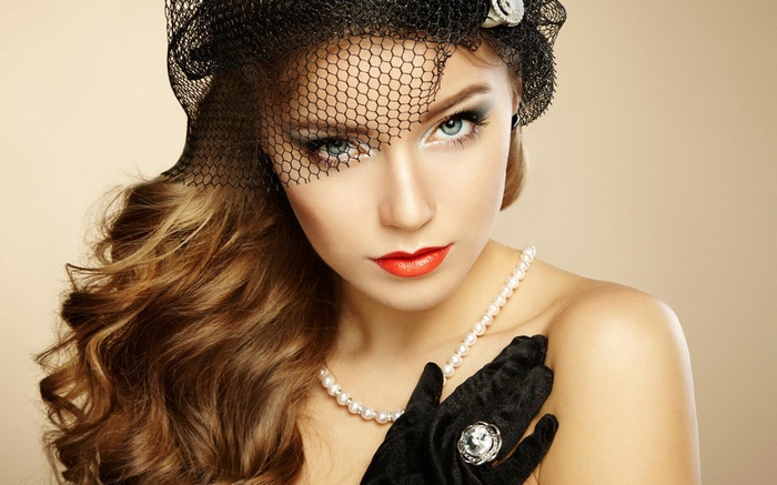 Woman in vintage hat and pearls