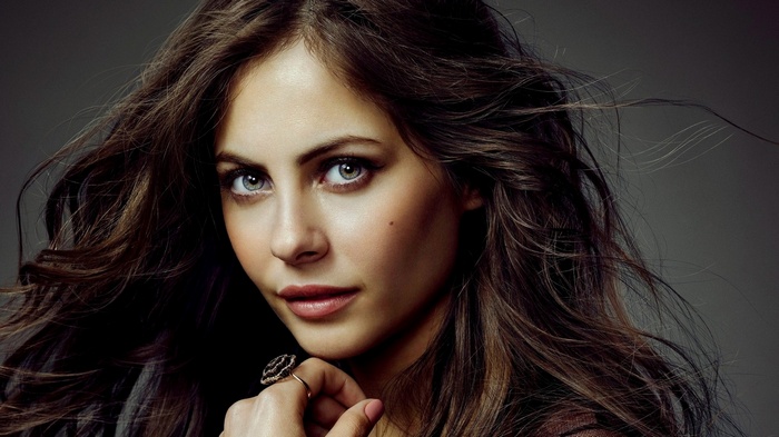 Willa Holland portrait with green eyes and brunette hair