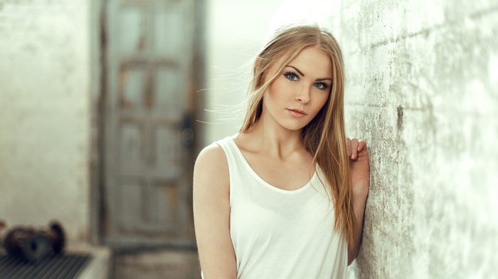 Sofie Elena with blonde hair and blue eyes