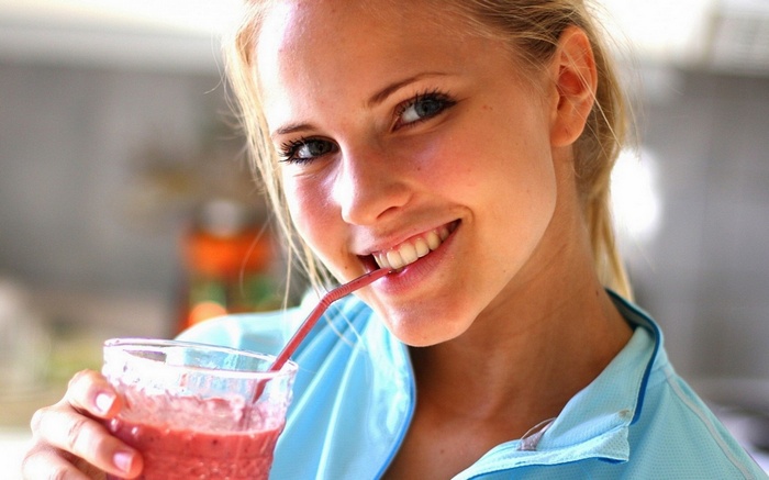 Emilie Marie Nereng drinks a smoothie