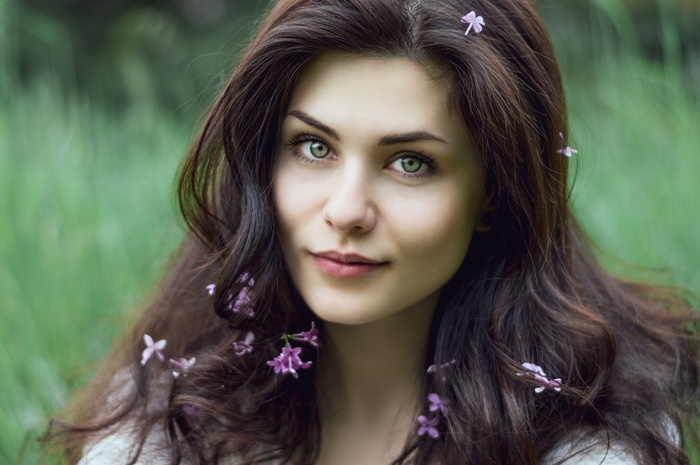 Portrait of a woman with green eyes and flowers in her hair