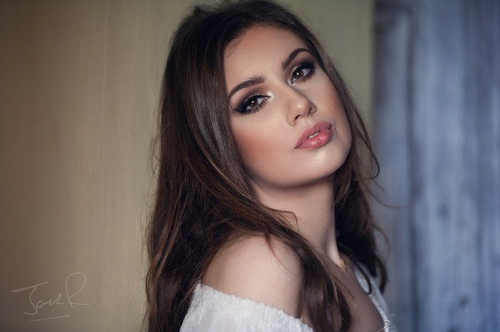 Portrait of Sasha Stephens with dramatic makeup
